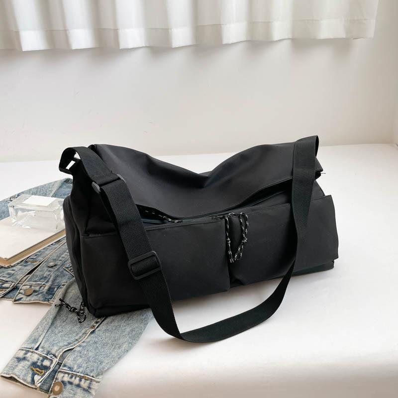 

Модный тренд мужской и женский магазин большие сумки и выходить на отдых и спорт универсальная однотонная простая большая вместимость на плечо сумка-мессенджер чёрный