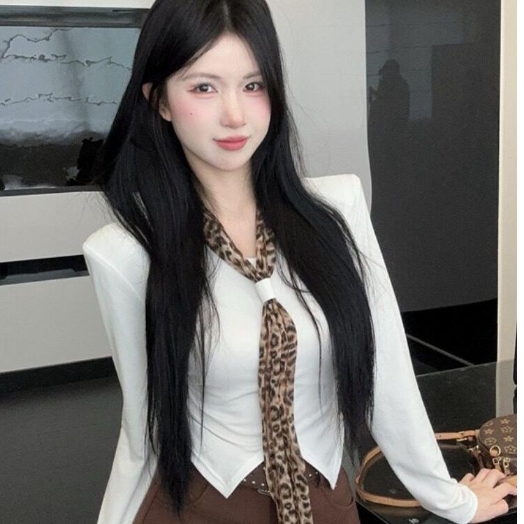 Women's Spicy Leopard Print Slim Fit Long Sleeve T-shirt - Trendy Retro Autumn/Winter Fashion