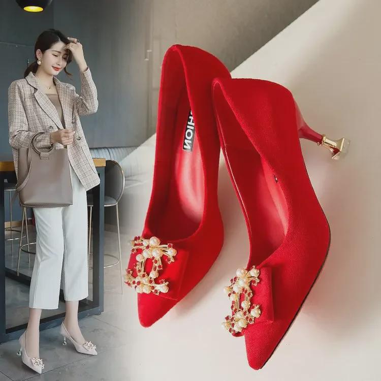 Tacones de aguja rojos de estilo chino para mujer con hebilla de perla