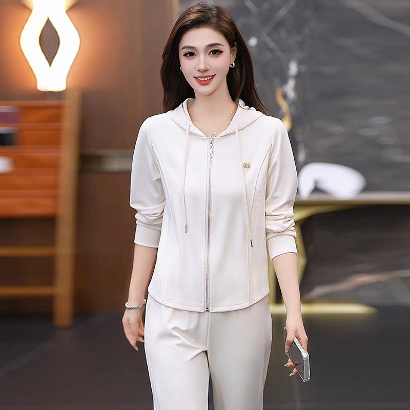 Women's Spring & Autumn Long Sleeve Sports Set: Soft Skin-Friendly Hoodie & Pants for Leisure and Walking.