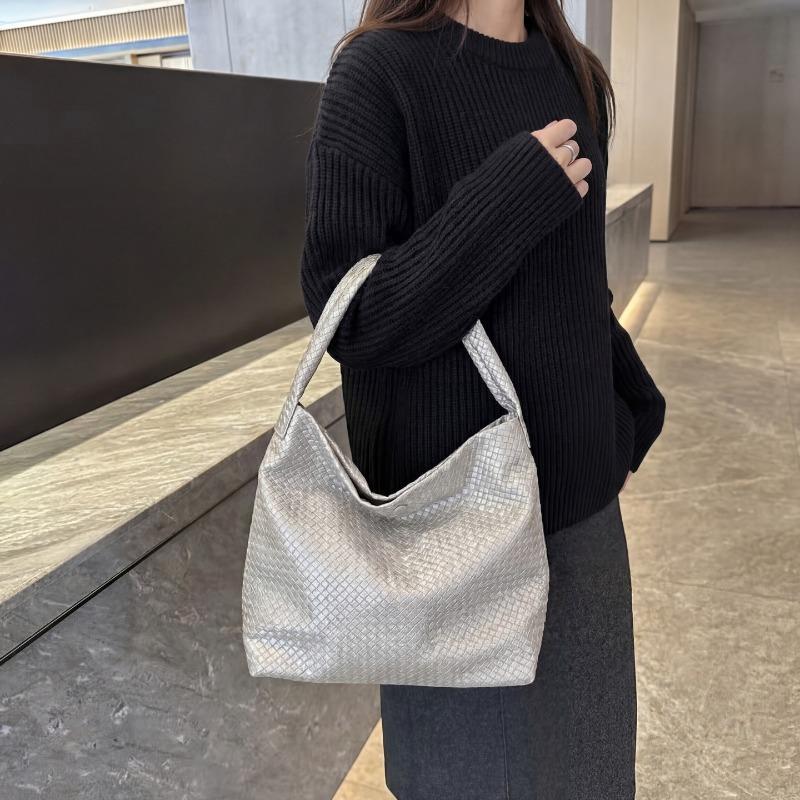 Woven Large-capacity Commuter Bag, New Women's Bag, High-end Retro Shoulder Bag, Tote Bucket Bag.
