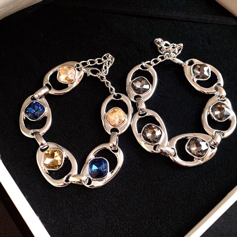 Stylish Women's Silver Bracelet Oval Link Vintage Style Chic Jewelry Ideal for Gifting
