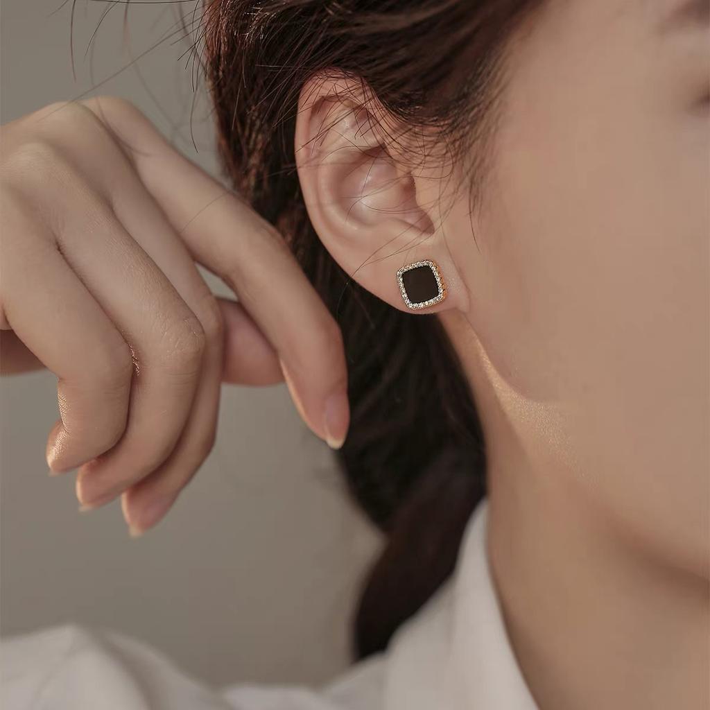 S925 Silver Needle Fashion Simple Geometric Earrings Women's Personalized Fashion Black Earrings Niche Design Temperament Earrings