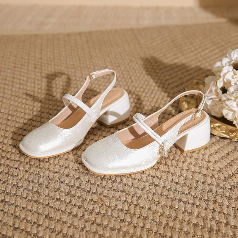 

Китайский стиль ручной работы легкая роскошь тисненые жемчужные туфли на высоком каблуке квадратный носок толстый каблук пустой носок сандалии женские 40