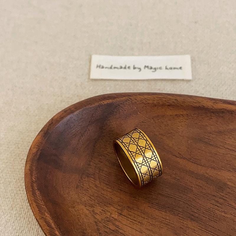 Retro And Old Rhombus Pattern Plaid Wide-Sided Ring For Women, Niche Design Sense, Unique Personality, Exquisite Versatile Ring Ring.