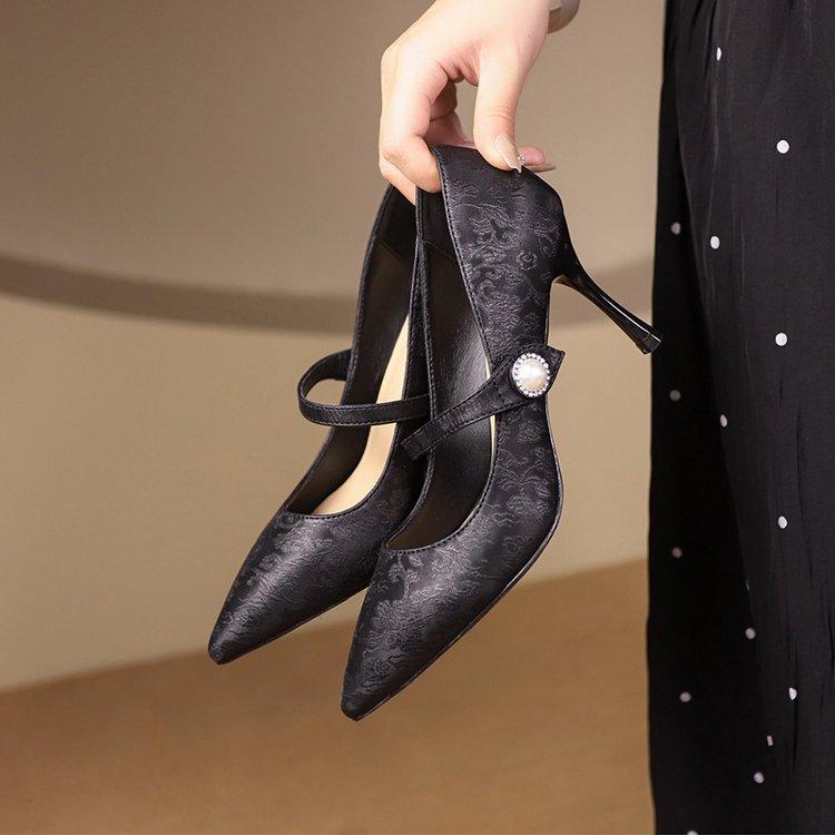 

High heels women s stiletto with pearl white summer 2025 new retro temperament socialite pointed single shoes 34 чёрный