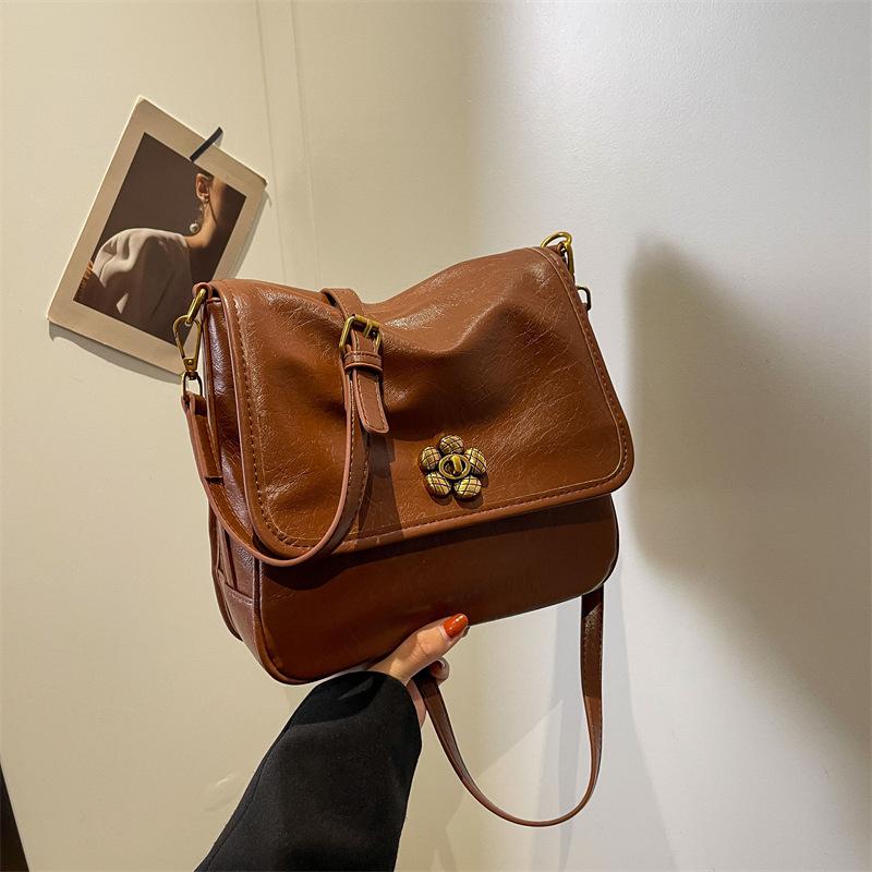 

Retro simple underarm bag women s bag 2025 new commuter bag soft shoulder small square bag versatile messenger bag коричневый