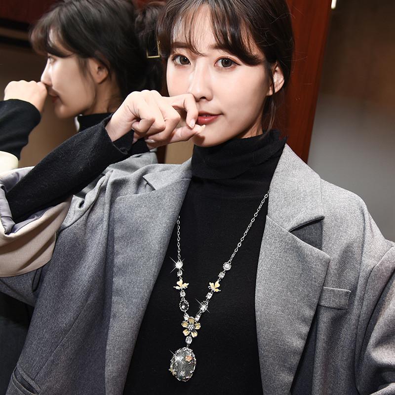 Elegant Vintage Floral Long Necklace For Women Featuring Stunning Crystal Accents