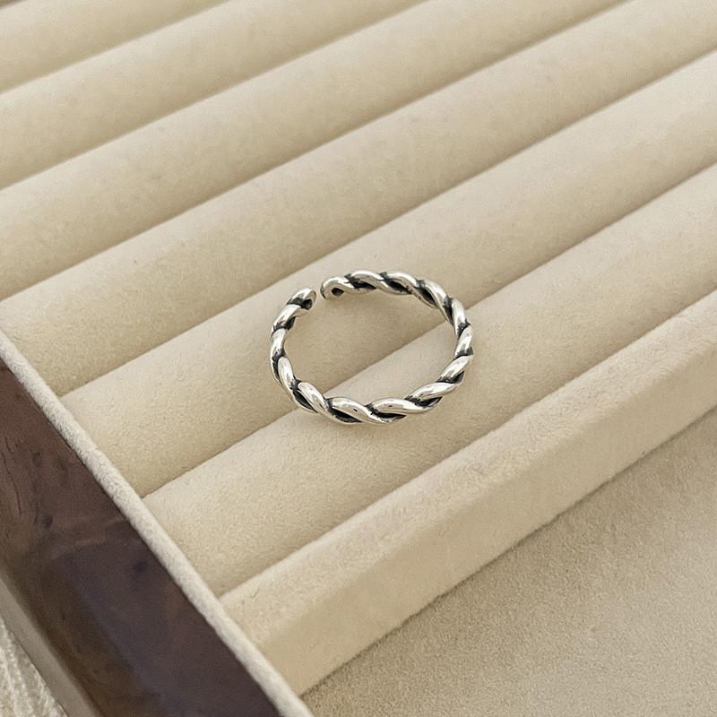 

Современное ретро медное кольцо для женщин со стильным открытым дизайном и геометрическими элементами для универсальной моды