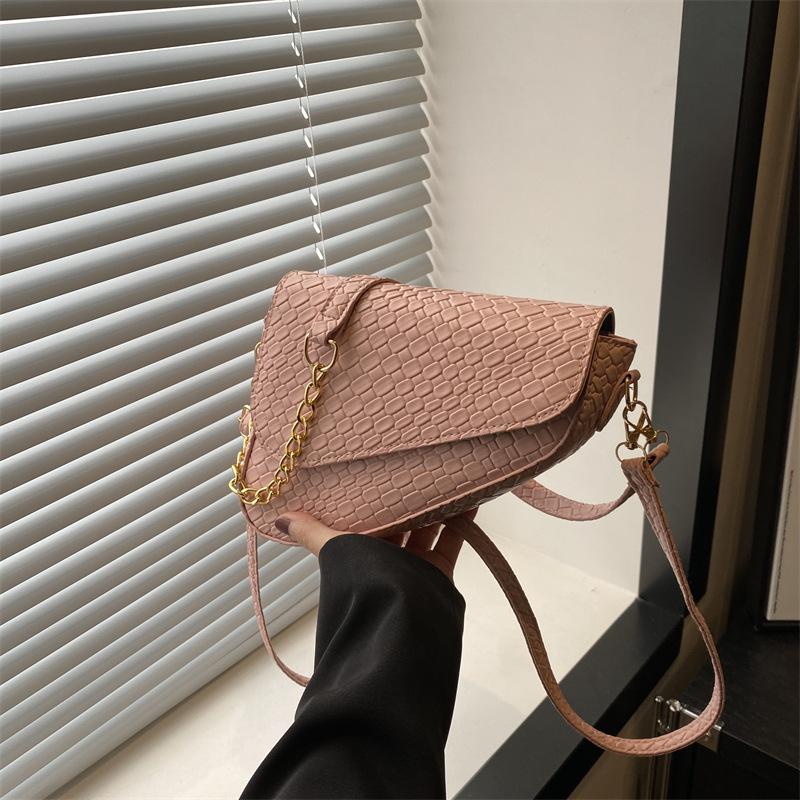 

Сумка жіноча нова ткана текстура невелика сумка літо 2024 однотонна проста ретро сумка під сідло модна сумка-месенджер рожевий