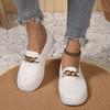 Eine Frau in atmungsaktiven Einzelschuhen und runden Zehenkappen-Sneakers