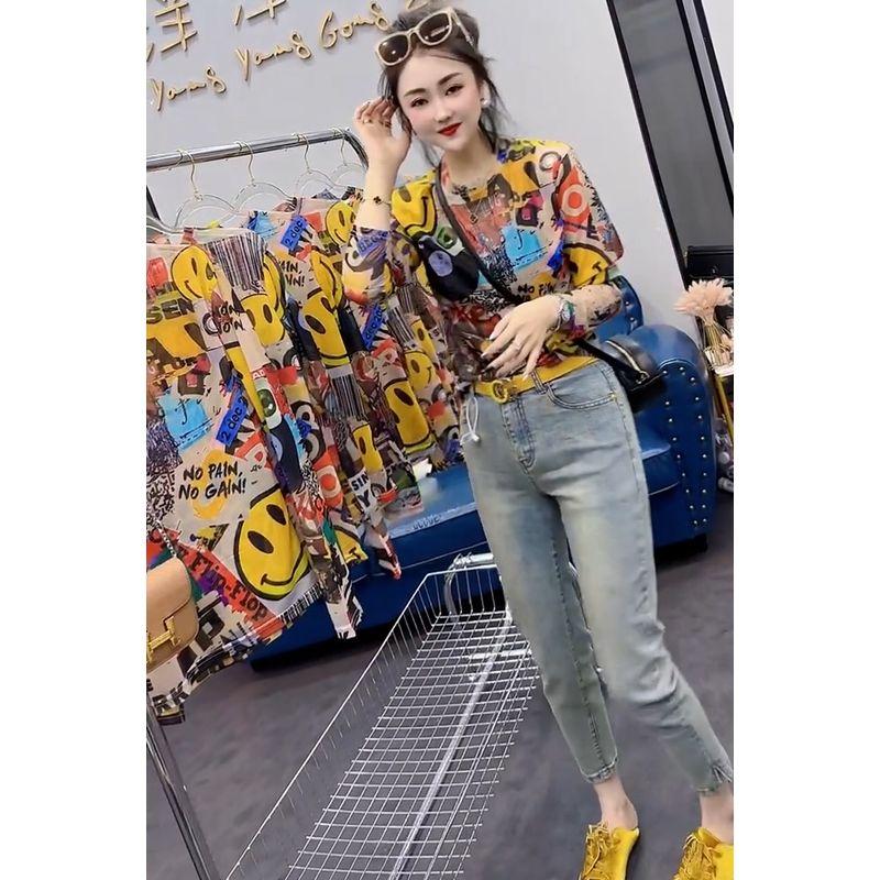 

European Goods 2023 Summer New Arrival Graffiti Smiley Face Print Ice Silk Long Sleeve T-shirt Female Silm Sun Protection Clothing Slim Looking Tops Milk tea color L