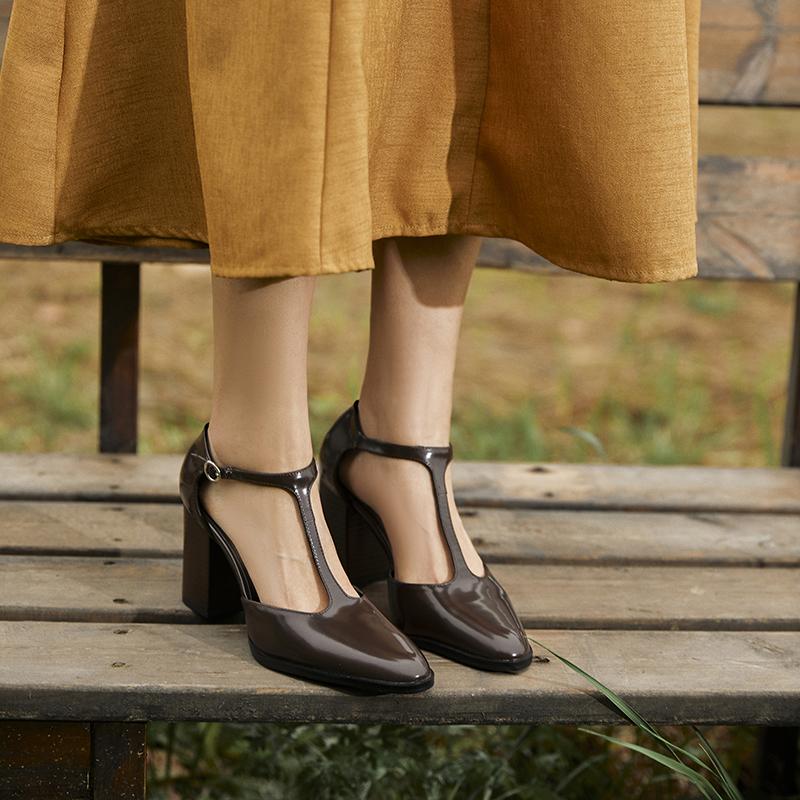 Mode 2025 Neue Mode Lackleder T-förmige Pumps Runde Zehenpartie Quadratischer Absatz Strohschuhe Französische High Heels Ein-Knopf Baotou Sandalen