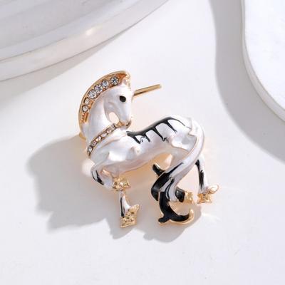 Enamel White Unicorn Brooch Alloy Animal Shaped Lapel Pin Rhinestone Unicorn Brooch Pin for Coats Hats Scarves Bags