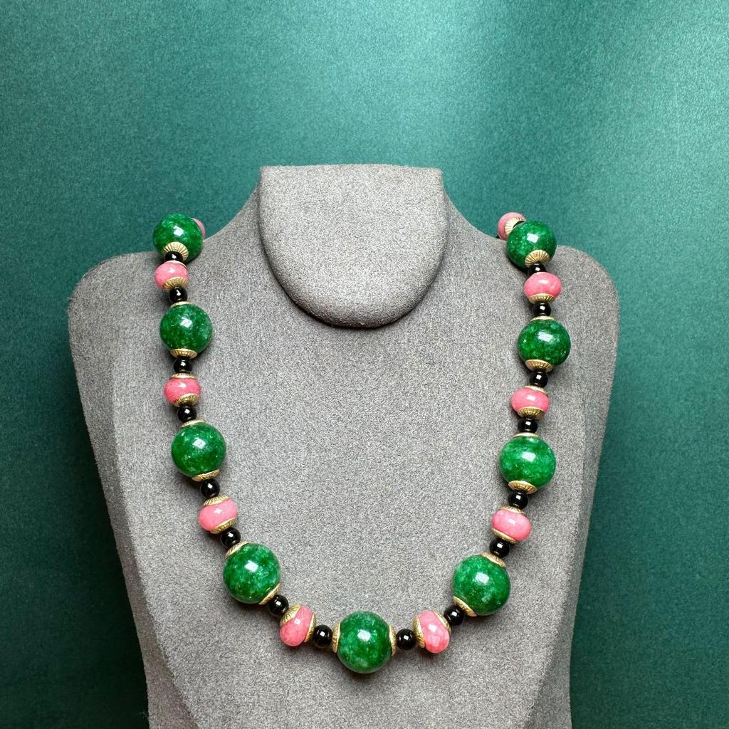 Vintage Retro Court-Style Necklace with Green Agate and Pink Stones