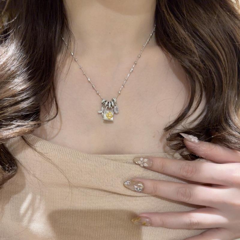 Light Luxury High-End Brushed Running Ring Four-Leaf Flower Lock Necklace Versatile Niche Design Medieval Seiko Collarbone Chain
