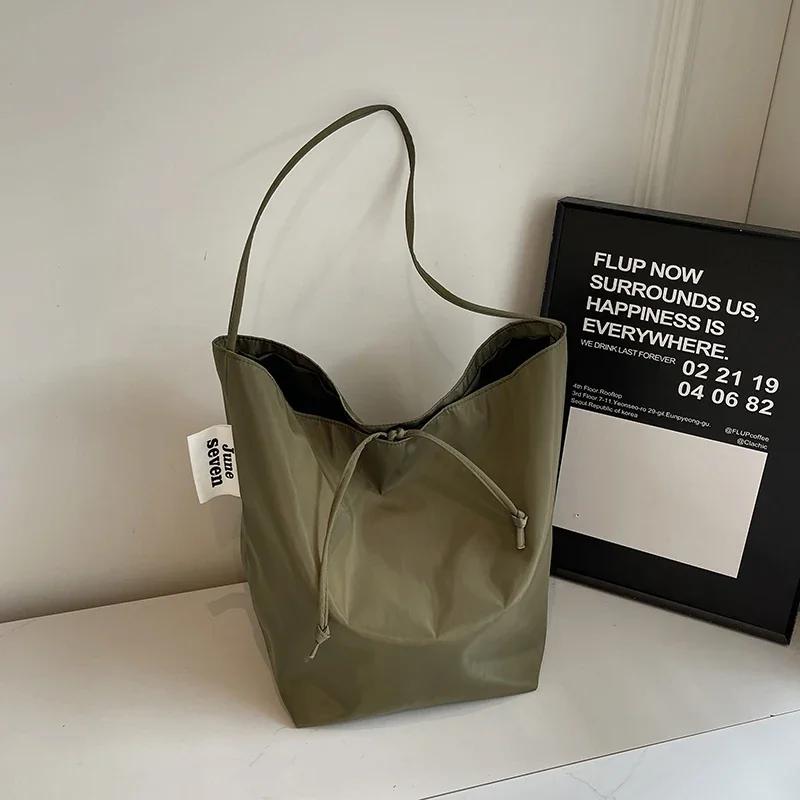 Vielseitige Schultertasche aus Nylon mit großem Fassungsvermögen einfarbige Designertasche einfache Tragetasche weiche Reisetasche neue Mode