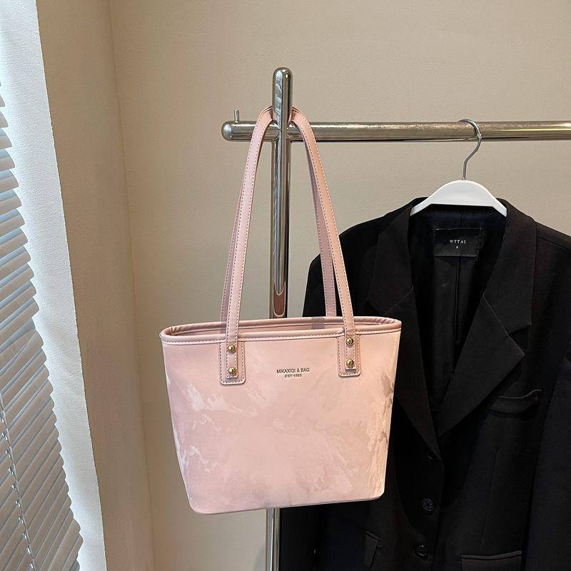 

Повседневная сумка большой вместимости для женщин 2025 Новое поступление Модная наплечная сумка-тоут под мышкой Осенняя ручная сумка-ведро Pink without pendant