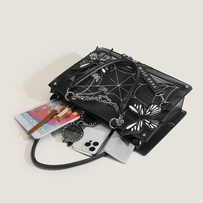 Dark style maze butterfly pain bag Toth girl holding the cross-body bag