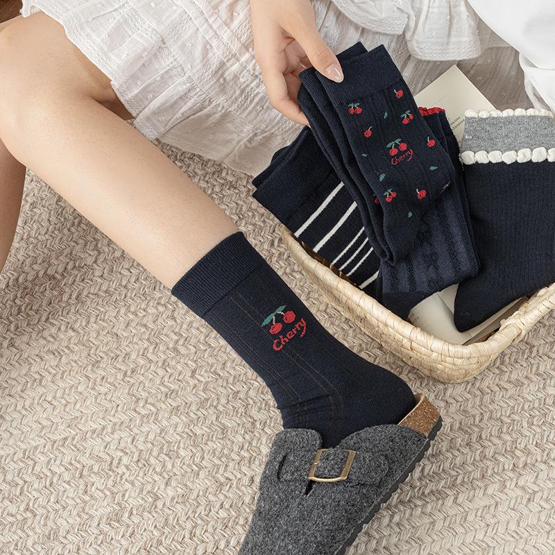 Damen Retro Kirsche gekämmte Baumwolle Mid-Calf Socken mit gestreifter Spitzenrüsche - Herbst/Winter Japanischer Stil.