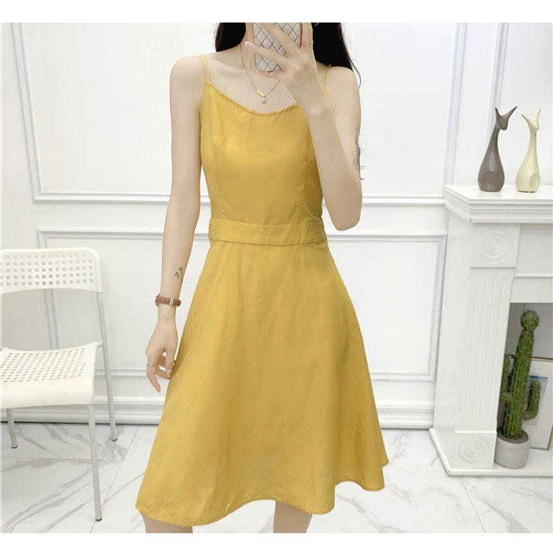 

Омолаживающее однотонное платье-комбинация с круглым вырезом, без рукавов, с высокой талией, приталенного силуэта Yellow M