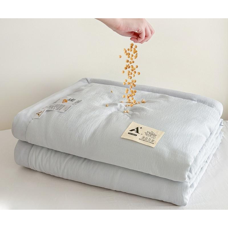Cooling Summer Bedding: Airy Quilt Designed for Comfortable Nights with Air Conditioning