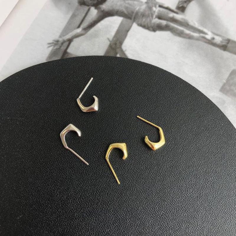 Niche Vintage Ladies Accessories Elegant Jewelry Cold Earrings C-shaped Ear Buckle Niche Hundred with Geometric Senior Sense Earrings Female Tide