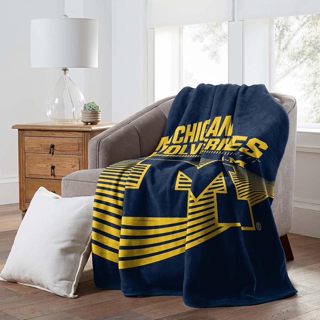 NORTHWEST NCAA Georgia Bulldogs Raschel Throw Blanket  Cozy and Official Team Colors for Fans