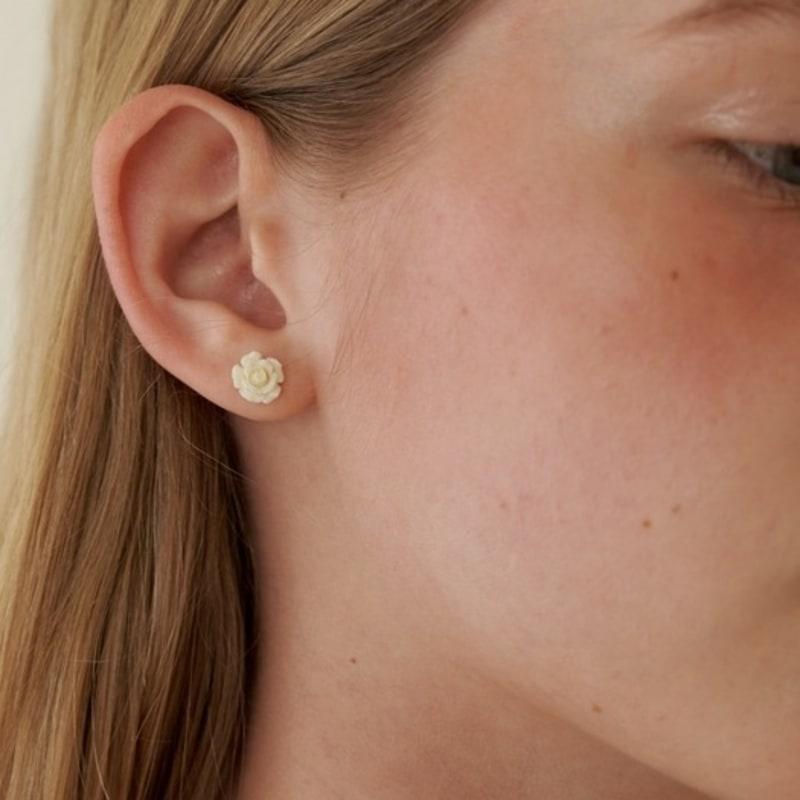 LOVE ME MONSTER Hawlite Re Earrings