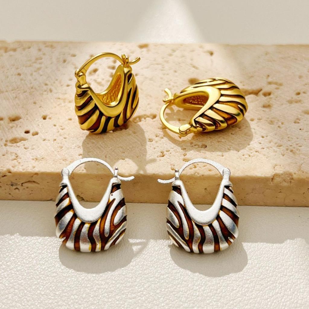 Women's Fashionable Ear Buckles with Gilded zebra Texture, High-end Basket Earrings, Versatile and Light Luxury Style