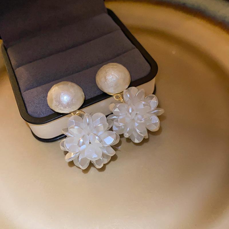 Geometric pearl flower earrings Korean minimalist temperament design earrings fashionable versatile high-end earrings