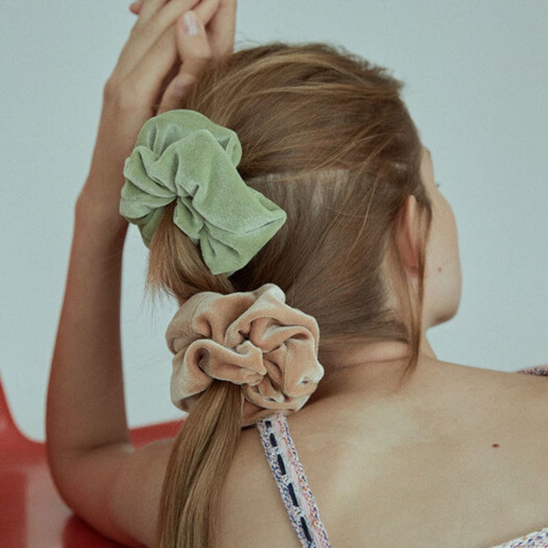 Elizabeth Moments Velvet Scrunchie