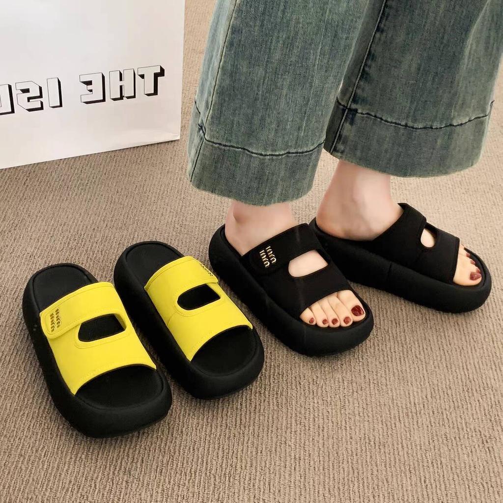 Gruboszelowe fajne kapcie damskie na lato na zewnątrz 2025 nowe wysokiej klasy spódnica super ogień podwyższające nadmorska plaża jednosłowna wsuwka