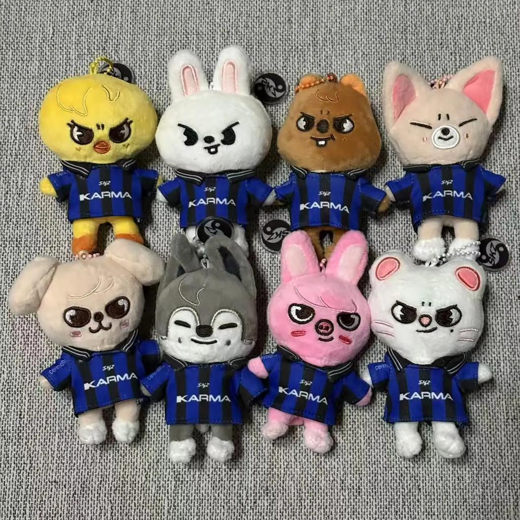 Llavero de Peluche Kpop SKZOO Peluche Karma Llavero de Peluche Oso de Peluche Juguete de Peluche Semana FM de Seúl Muñeca con Capa Escuela de Magia Niño Fecha de Nacimiento Regalo