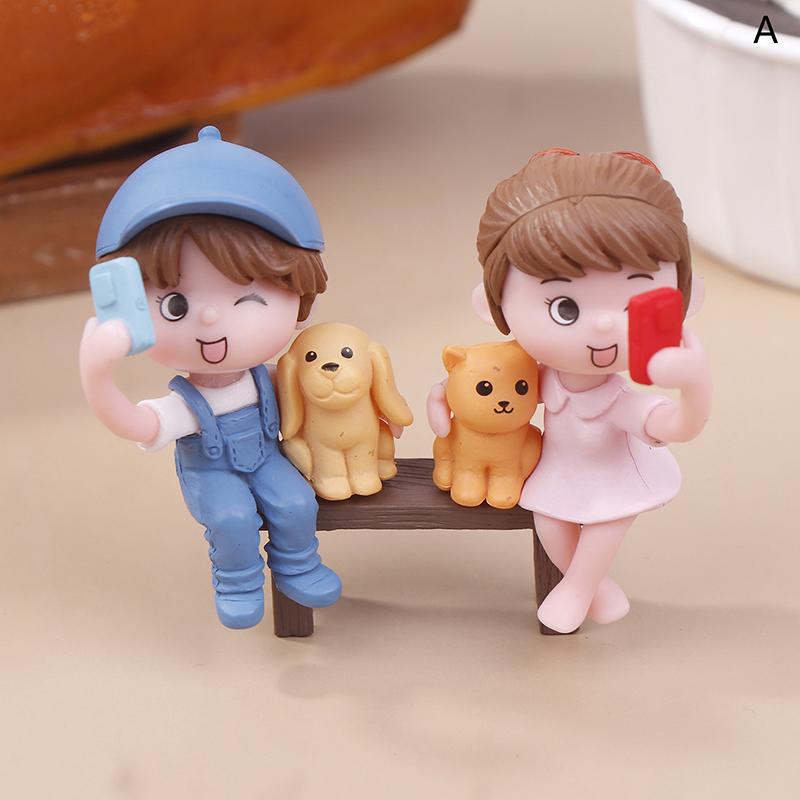 2Pcs/Pair Cute Lovers Taking Selfies On A Stool Cake Decoration Car Ornament Couple Figurines Miniature Craft Fairy Garden Decor