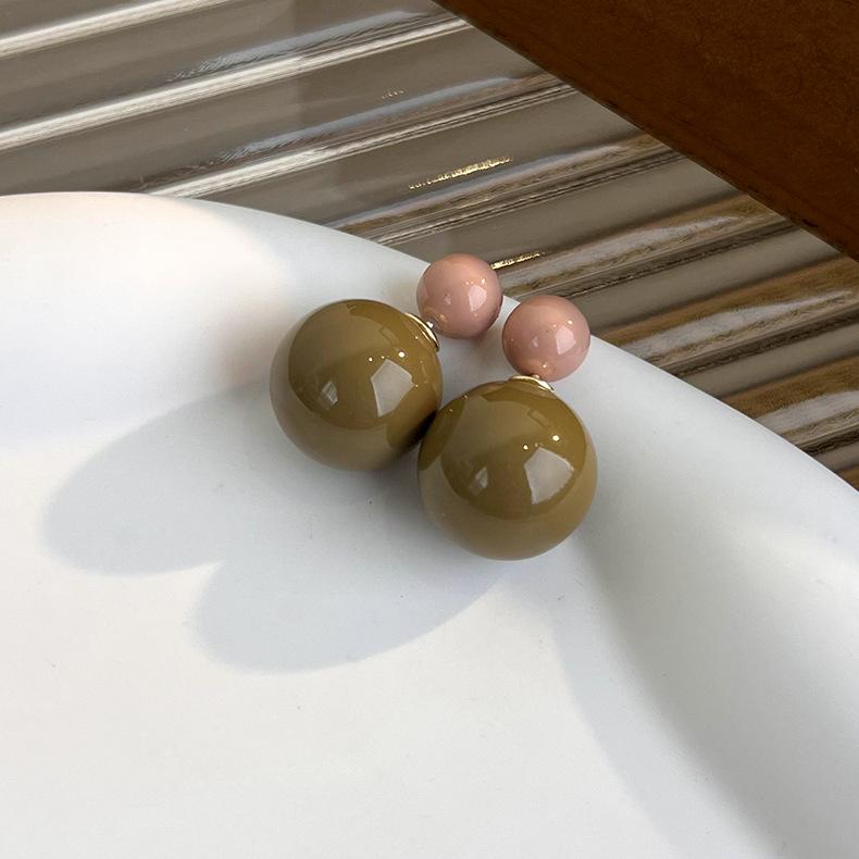 

Чудовий дизайн ніші, грайлива гумка, двосторонні сережки-гвоздики, двоколірні круглі сережки-гвоздики з кульками коричневий