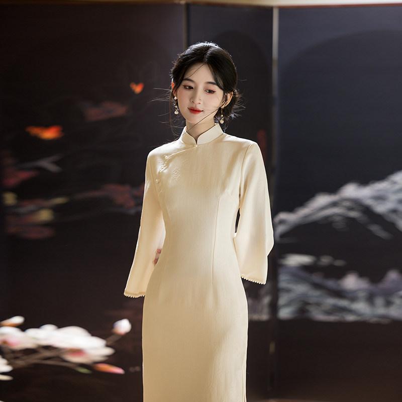 Gelber invertierter langärmeliger nationaler Stil neuer chinesischer Stil Suzhou langärmeliger Herbst-Cheongsam verbessert jung 1011 neue Damen Frühling und Herbst