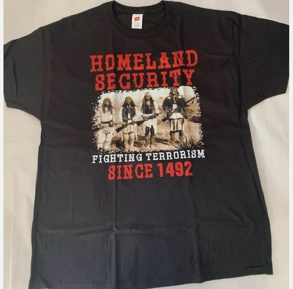 

Футболка коренных американцев «НАЦИОНАЛЬНАЯ БЕЗОПАСНОСТЬ Борьба с терроризмом с 1492 года» 2XL