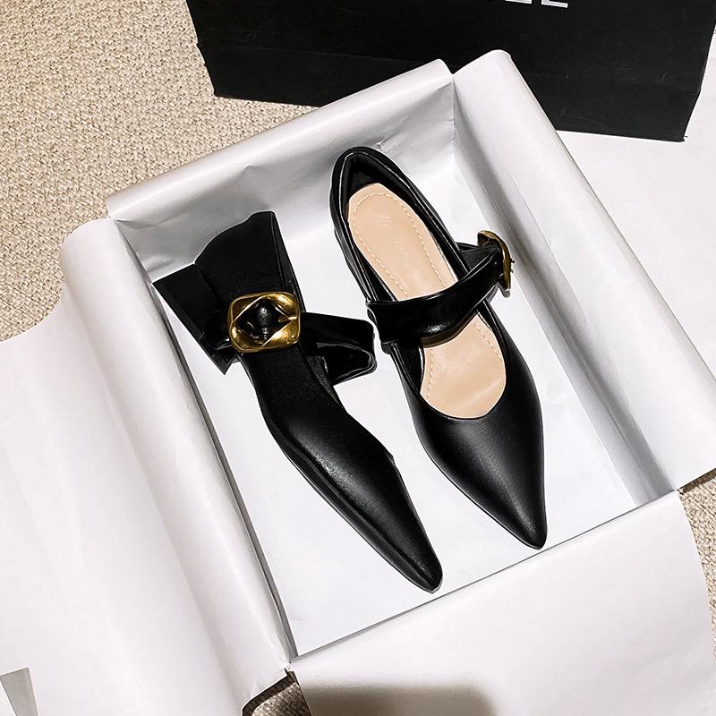 

Женские туфли-лодочки из мягкой кожи, новые, с острым носком, с мелким вырезом, на толстом каблуке, не утомляющие ногу, с ремешком-пряжкой. 32 чёрный