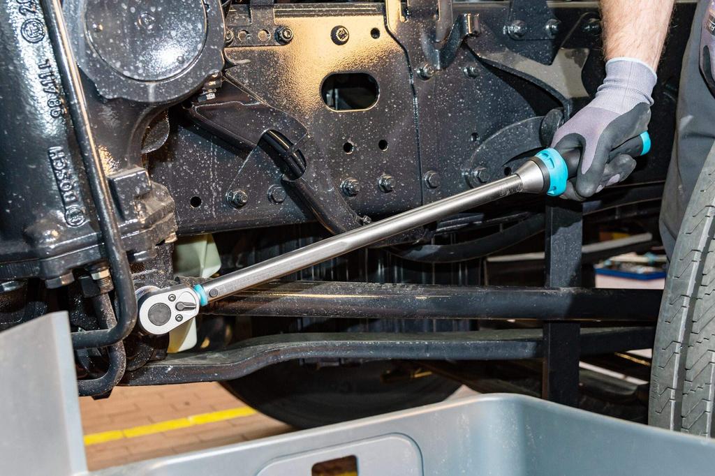 HAZET Preset Torque Wrench Precision Torque Measurement Tolerance 32 Tooth Ratchet for Maintenance Suitable for Tire Changing Work Square 628mm