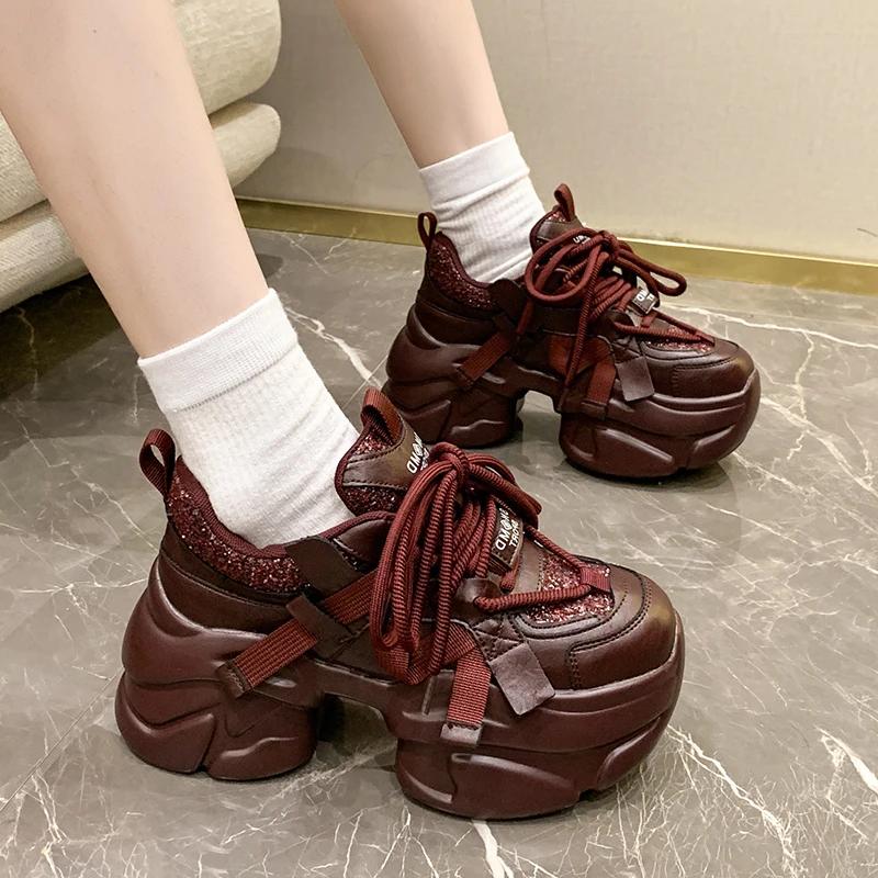 

2025 Женские блестящие массивные кроссовки Зимние туфли на высокой платформе с теплым мехом Женские клинья Повседневные кроссовки в стиле «папа» Кожаные спортивные кроссовки 8 см 37