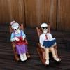 Handgefertigtes Paar auf Schaukelstuhl Harzstatue Elegante Bücherregal Dekoration Künstlerisches Geschenk Für Buchliebhaber Haus Garten