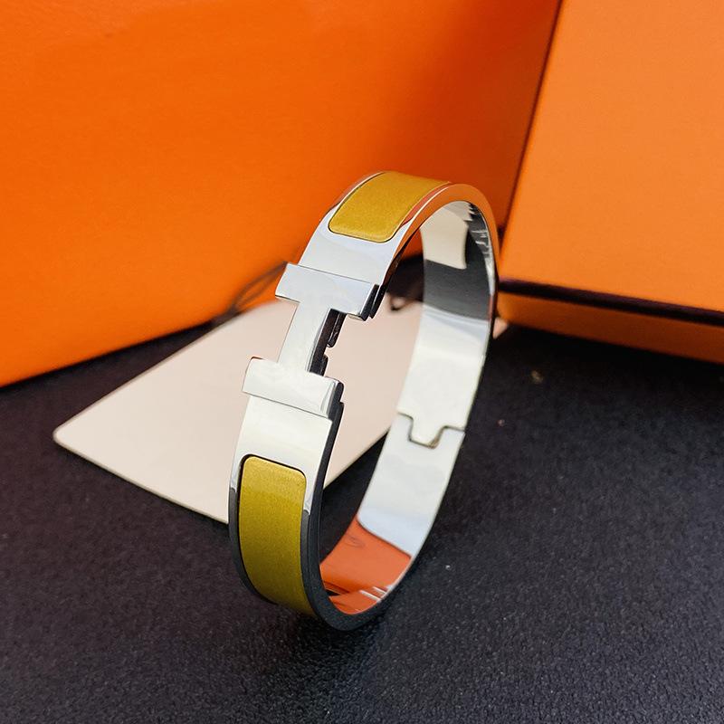 Klasický módní trend 2025 Náramek Písmenkový náramek Dámský stříbrný sponový náramek