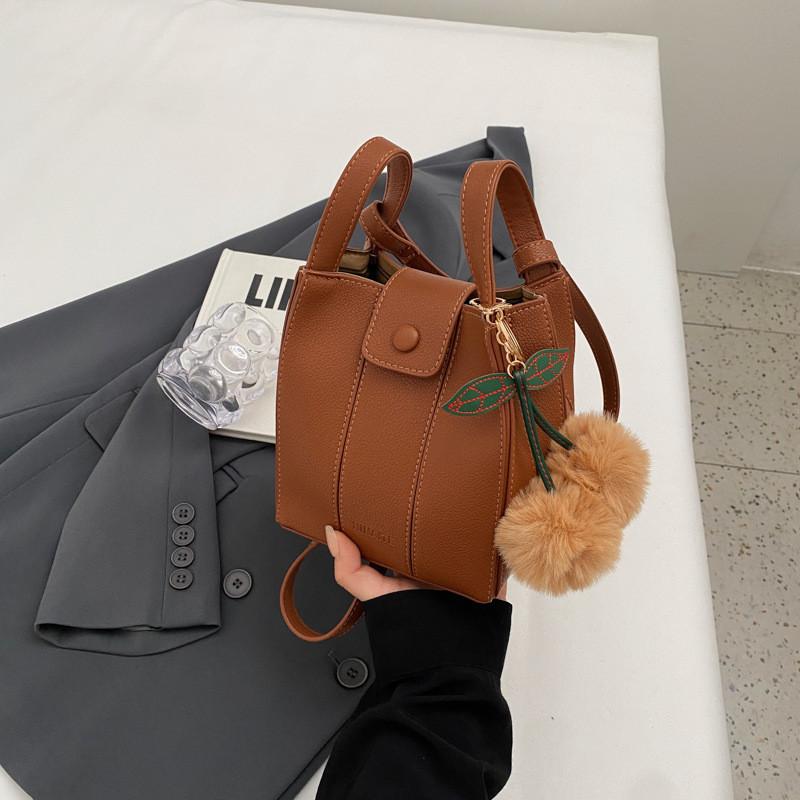 Fashionable Korean Style Casual Shoulder Bag 2023 Commuter Tote Bucket Bag Simple Texture Single Shoulder Bag Brown