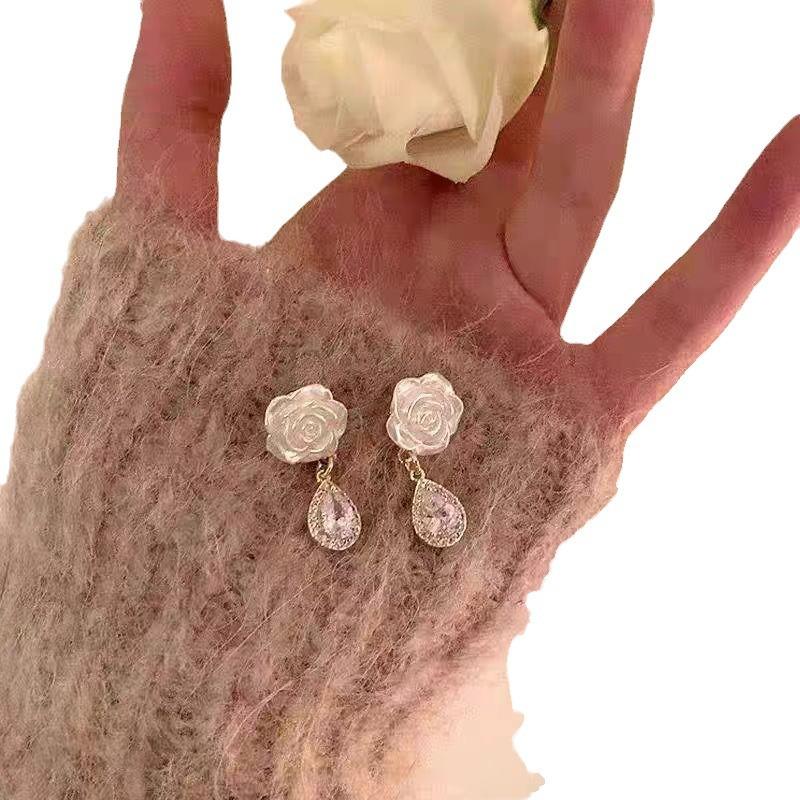 Orecchini Camelia Orecchini da Donna Lusso Leggero Orecchini a Bottone di Fascia Alta Temperamento Dolci e Versatili Orecchini alla Moda