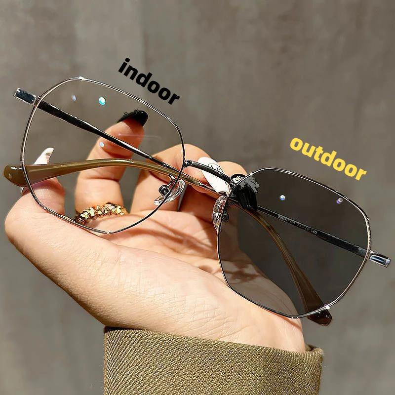 

Trendy Square Metal Frame Photochromic Myopia Glasses Anti Blue Light Stylish Women Eyewear Unisex -3 5 to -4 0 0