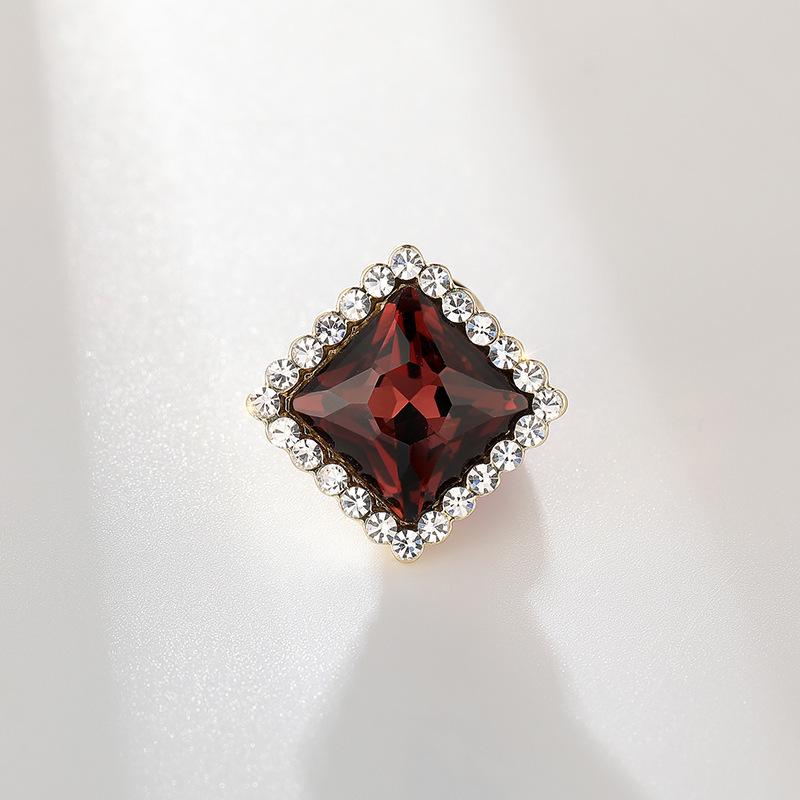 Elegant European and American Crystal Rhinestone Lapel Brooch Pin