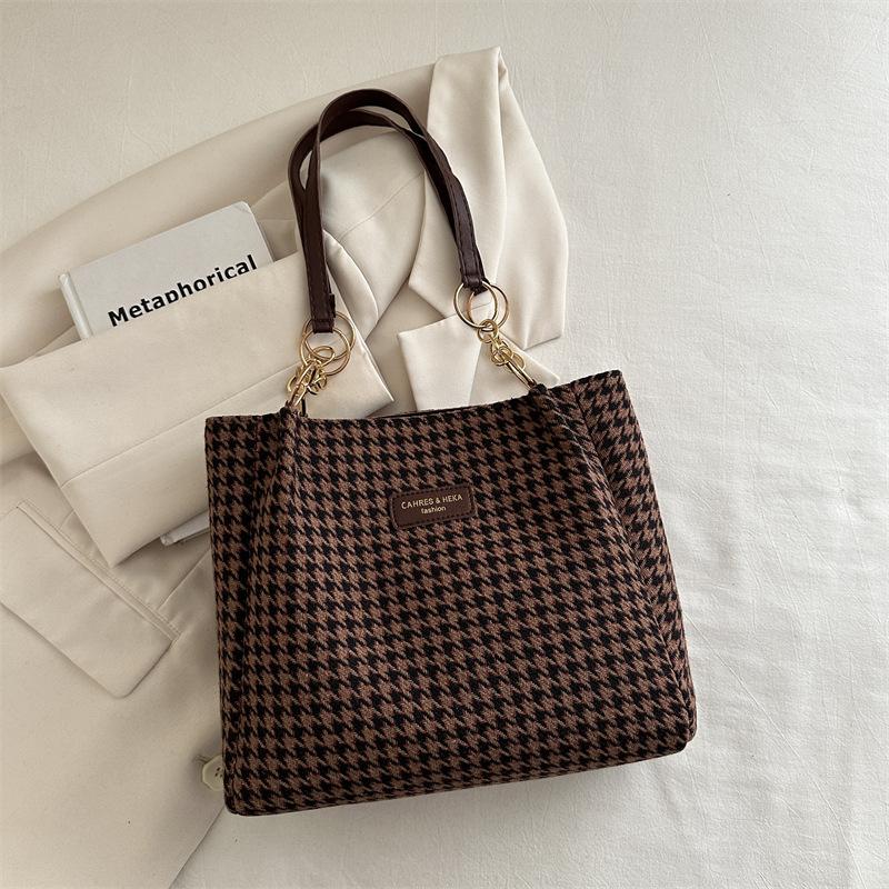 

Сумка для приміських поїздок, модна сумка великої місткості, літня 2024 нова проста модна корейська версія сумки через плече коричневий