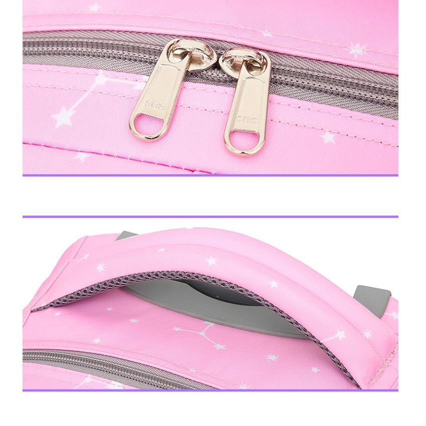 Schüler tragen und ziehen Mehrzweck-Trolley-Schultaschen mit Rädern, mit denen sie Treppen steigen können