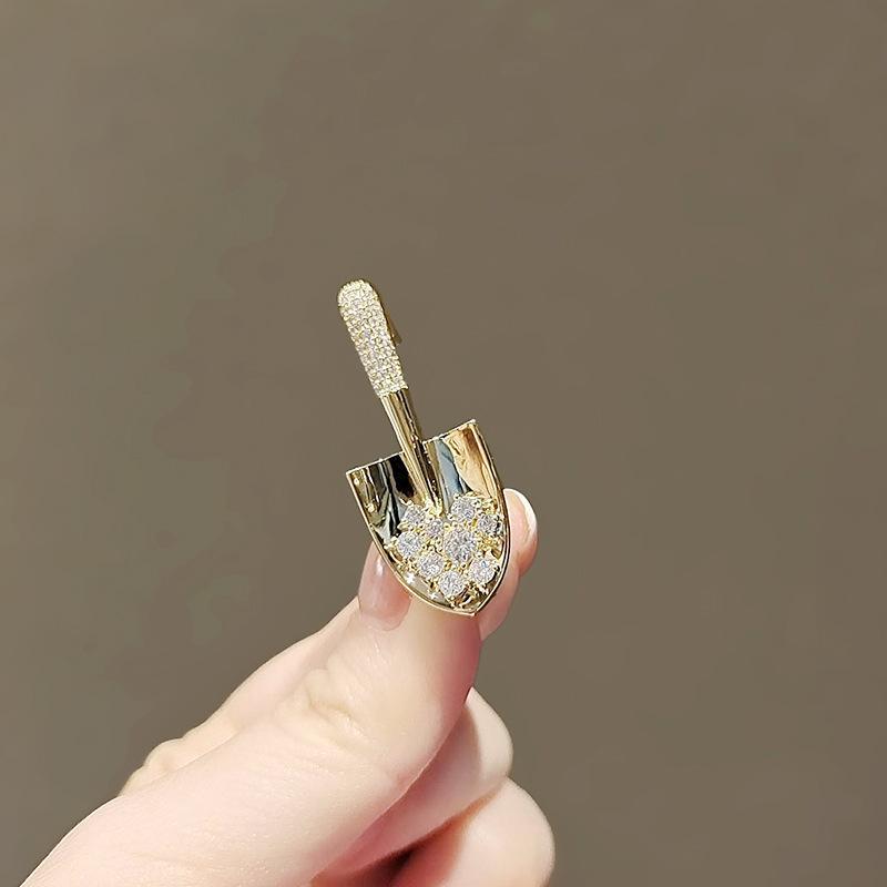 Trendy Design Sense Niche Gold Shovel Shining Diamond Brooch Women'S Exquisite High Sense Anti-Light Accessories Pin Brooch